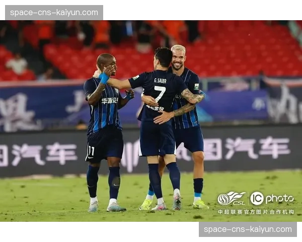 特写镜头：终场哨响，沙尔克04球员瘫坐草地，保级形势危急